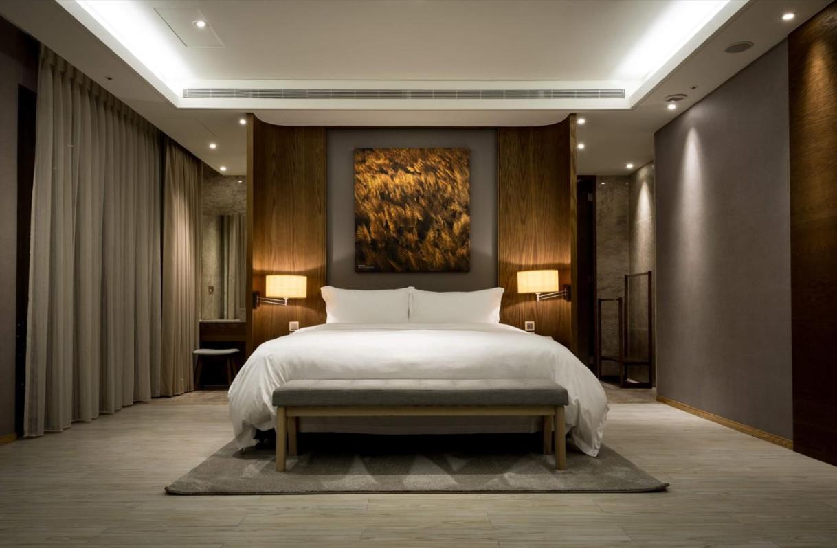 Cuncyue Hot Spring Resort Luodong Room photo A bedroom at The Ritz-Carlton, Hong Kong
